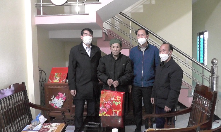 Bí thư Huyện ủy Yên Minh thăm, tặng quà cho người có công, người cao tuổi, đối tượng bảo trợ xã hội, hộ gia đình nghèo trên địa bàn thị trấn Yên Minh