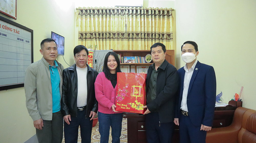 Chủ tịch UBND huyện Yên Minh thăm tặng quà, động viên các cơ quan đơn vị trực Tết