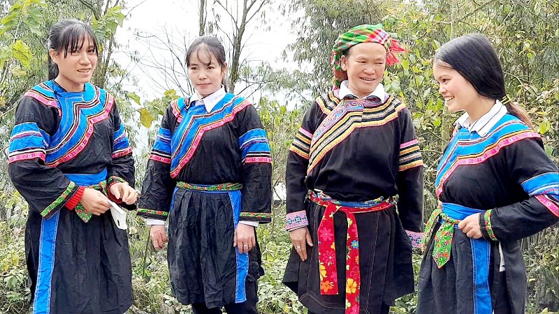 Người  Cờ Lao Yên Minh giữ gìn trang phục truyền thống