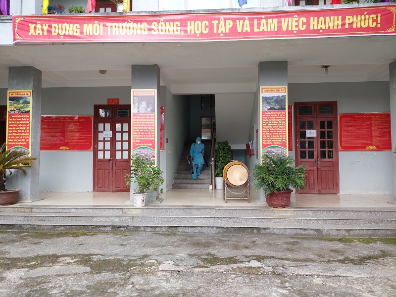 Trung tâm Y tế huyện Yên Minh tổ chức phun hóa chất tiêu độc khử trùng và kiểm tra an toàn thực phẩm các điểm thi