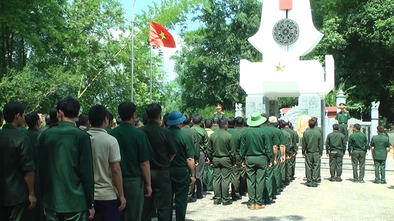 Hội Cựu chiến binh huyện Yên Minh dâng hương tại Nghĩa trang Liệt sỹ của huyện