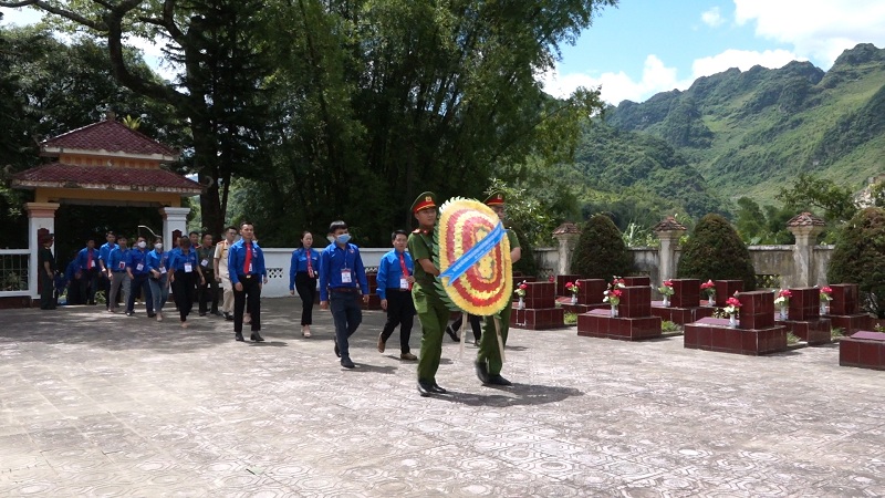 Đoàn đại biểu dự Đại hội Đoàn TNCS Hồ Chí Minh Huyện Yên Minh lần thứ XVIII  viếng Nghĩa trang liệt sĩ