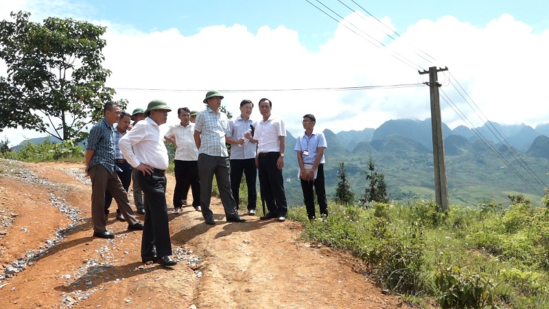 Bí thư Huyện ủy – Chủ tịch HĐND huyện Yên Minh làm việc tại một số xã trên địa bàn