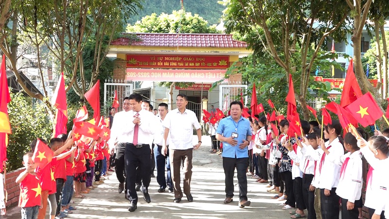 Trưởng Ban Tuyên giáo Vũ Mạnh Hà dự lễ khai giảng tại xã Đường Thượng