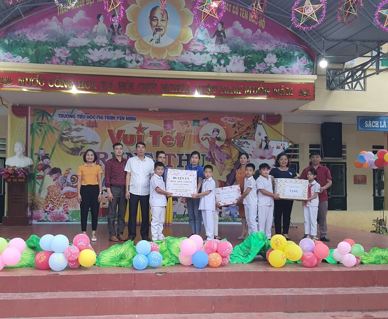 Bí thư Huyện ủy tặng quà, vui Tết trung thu tại trường tiểu học thị trấn Yên Minh