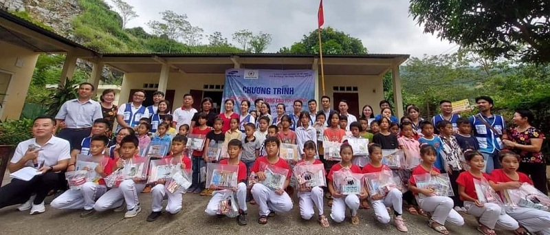 Công ty TNHH Sam Sung Việt Nam tặng quà tại trường PTDTBT tiểu học xã Bạch Đích