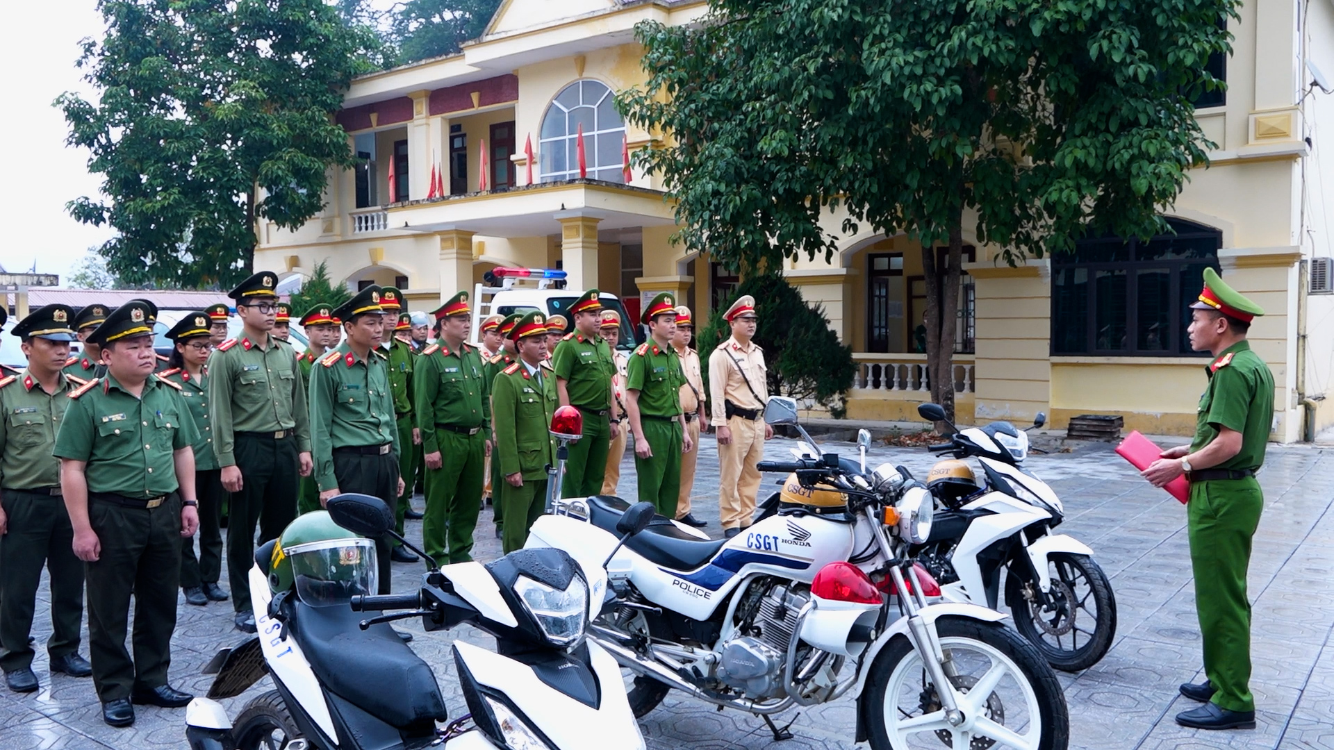 Đội CSGT Công an huyện Yên Minh ra quân đợt cao điểm bảo đảm trật tự ATGT