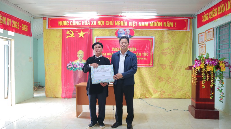 Trưởng Ban Tuyên giáo Tỉnh ủy dự Ngày hội đại đoàn kết toàn dân tộc tại thôn Tiến Hòa xã Ngam La