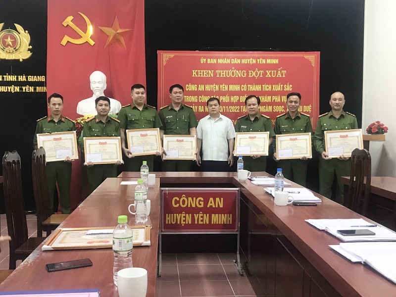 Yên Minh: Khen thưởng đột xuất cho các tập thể, cá nhân có thành tích xuất sắc trong công tác điều tra vụ án giết người tại thôn Ngàm Soọc, xã Mậu Duệ