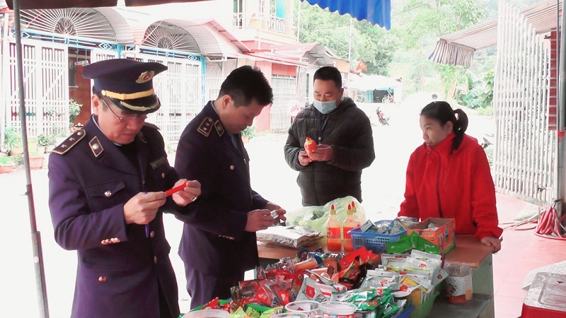 Yên Minh: Kiểm tra vệ sinh ATTP tại các cơ sở kinh doanh, buôn bán đồ ăn vặt gần trường học