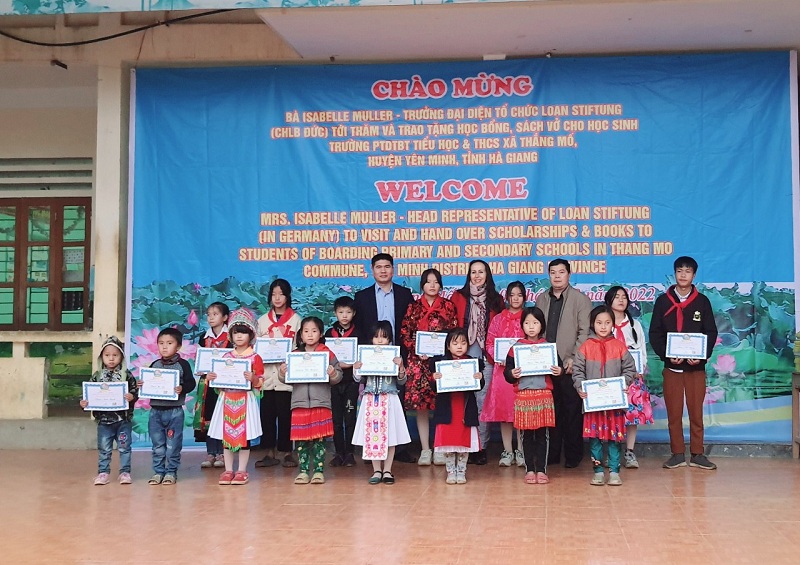Tổ chức LOAN Stiftung (CHLB Đức) tới tham và trao tặng học bổng, sách vở cho học sinh Trường PTDTBT Tiểu học và THCS xã Thắng Mố - huyện Yên Minh