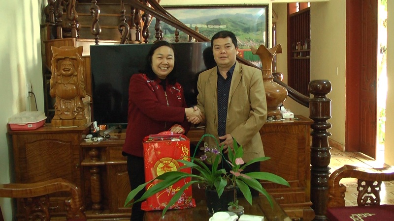 Đồng chí Chủ tịch UBND huyện Yên Minh tặng quà và chúc tết tại thị  trấn Yên Minh