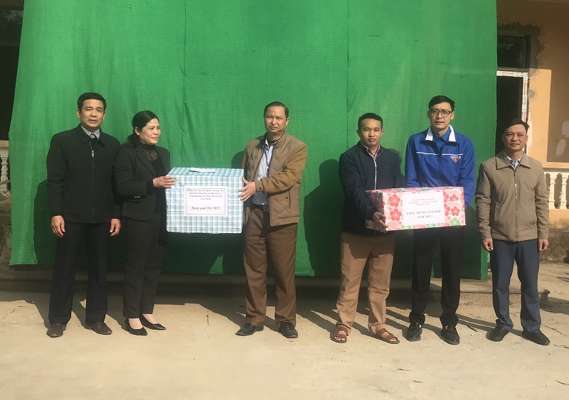 Trưởng Ban tổ chức Huyện ủy thăm hỏi, tặng quà tại xã Ngam La