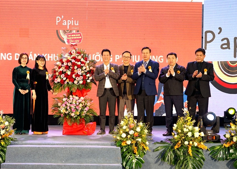 Các đồng chí lãnh đạo tỉnh dự Lễ khởi công Khu du lịch Papiu Lũng Hồ và tham gia Tết trồng cây, kiểm tra tình hình sản xuất tại huyện Yên Minh