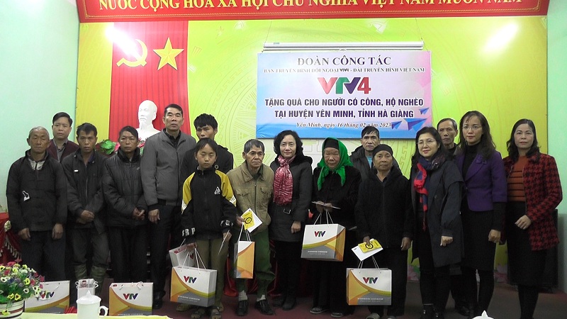 Đoàn công tác Ban truyền hình đối ngoại VTV4 - Đài truyền hình Việt Nam tặng quà cho người có công, hộ nghèo tại huyện Yên Minh
