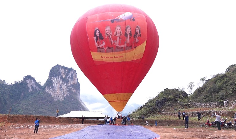 Bay thử nghiệm khinh khí cầu tại xã Lũng Hồ, huyện Yên Minh