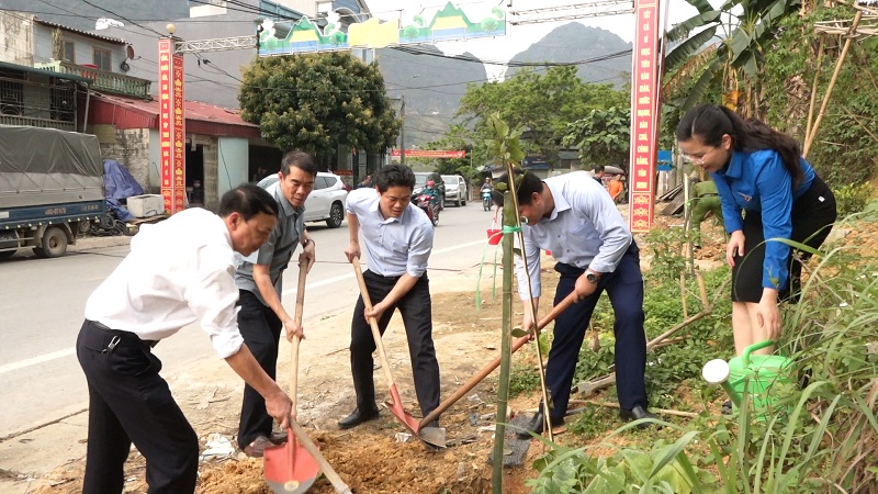 Trưởng ban Tuyên giáo Tỉnh ủy Vũ Mạnh Hà tham gia trồng cây cảnh quan tại Yên Minh