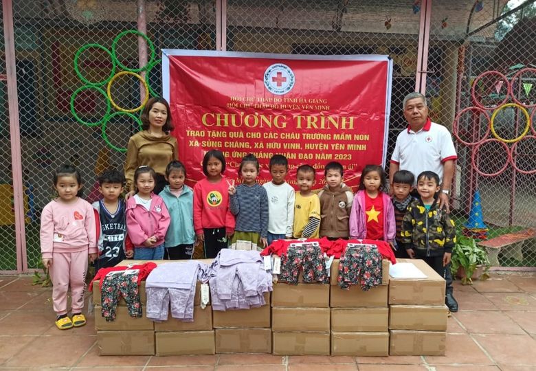 Hội Chữ thập đỏ huyện Yên Minh tặng quà cho học sinh trường Mầm Non xã Sủng Cháng, xã Hữu Vinh