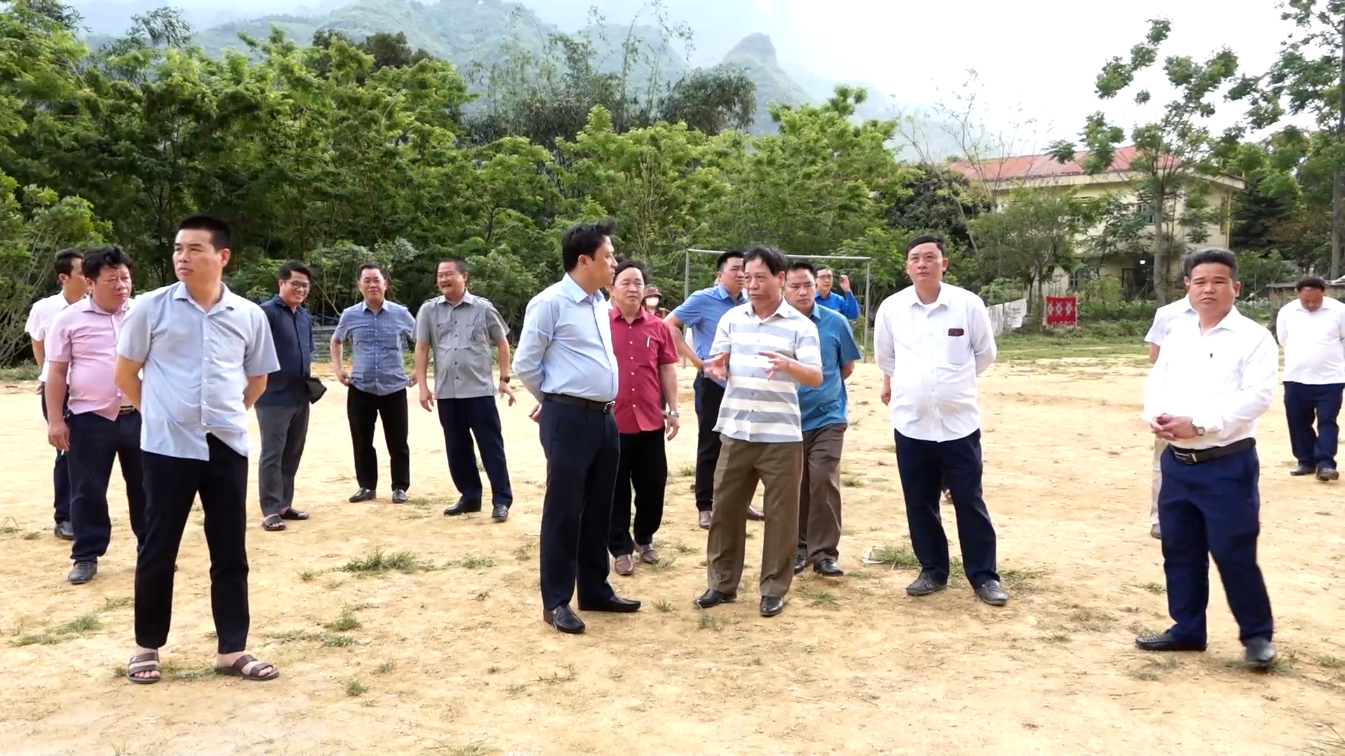 Đoàn công tác của UBND huyện Yên Minh làm việc tại xã Du Già