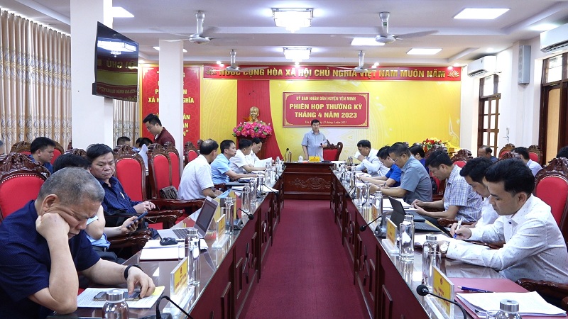 UBND huyện Yên Minh họp phiên thường kỳ tháng 4.2023