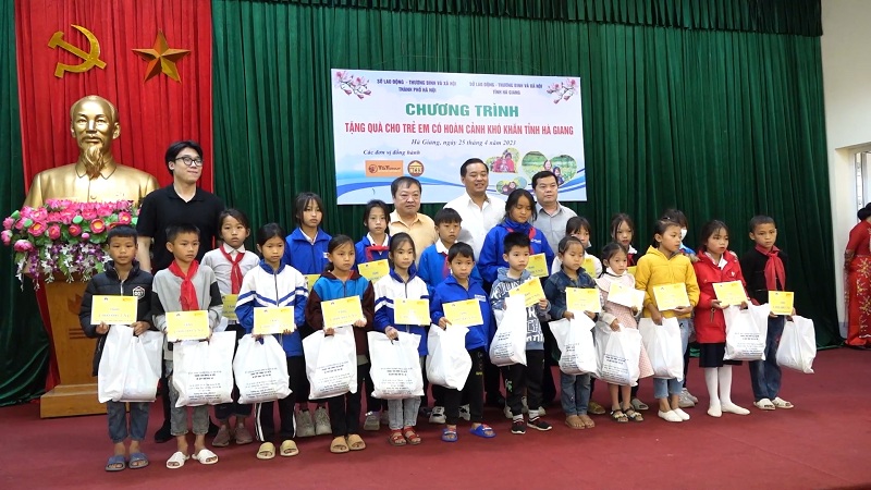 Sở LĐTB&XH thành phố Hà Nội tặng quà cho trẻ em có hoàn cảnh khó khăn huyện Yên Minh