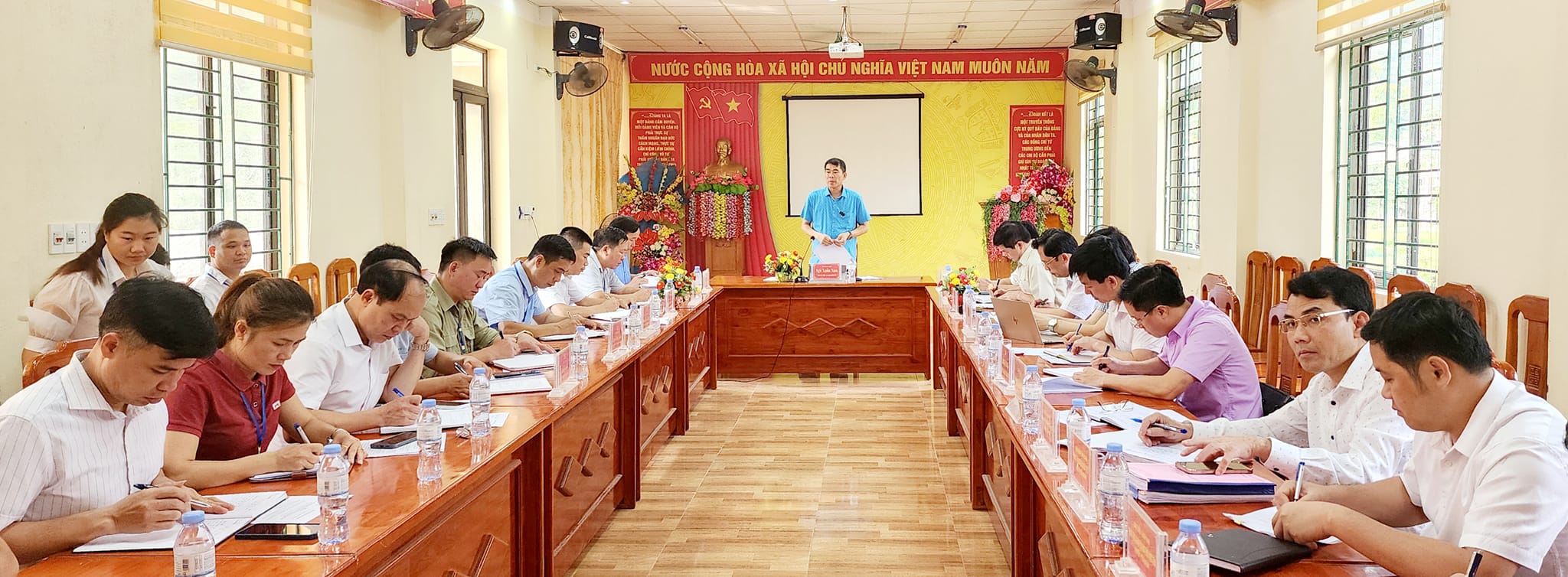 Các đồng chí lãnh đạo huyện Yên Minh làm việc với BCH Đảng bộ xã Du Già