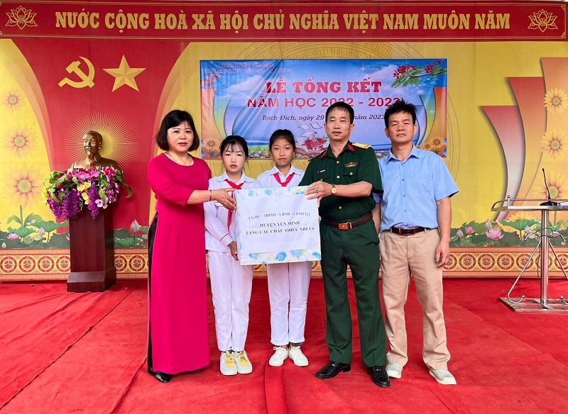 Lãnh đạo Ban CHQS huyện Yên Minh dự tổng kết tại Trường Mầm non và Trường PTDTBT Tiểu học xã Bạch Đích