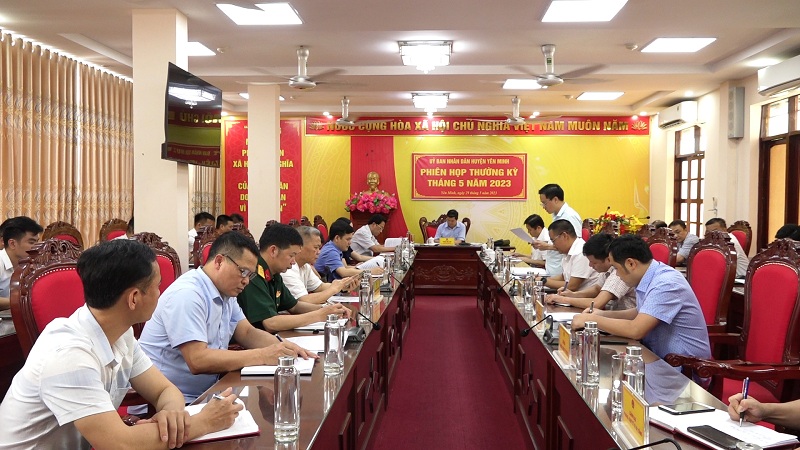 UBND huyện Yên Minh họp phiên thường kỳ tháng 5.2023