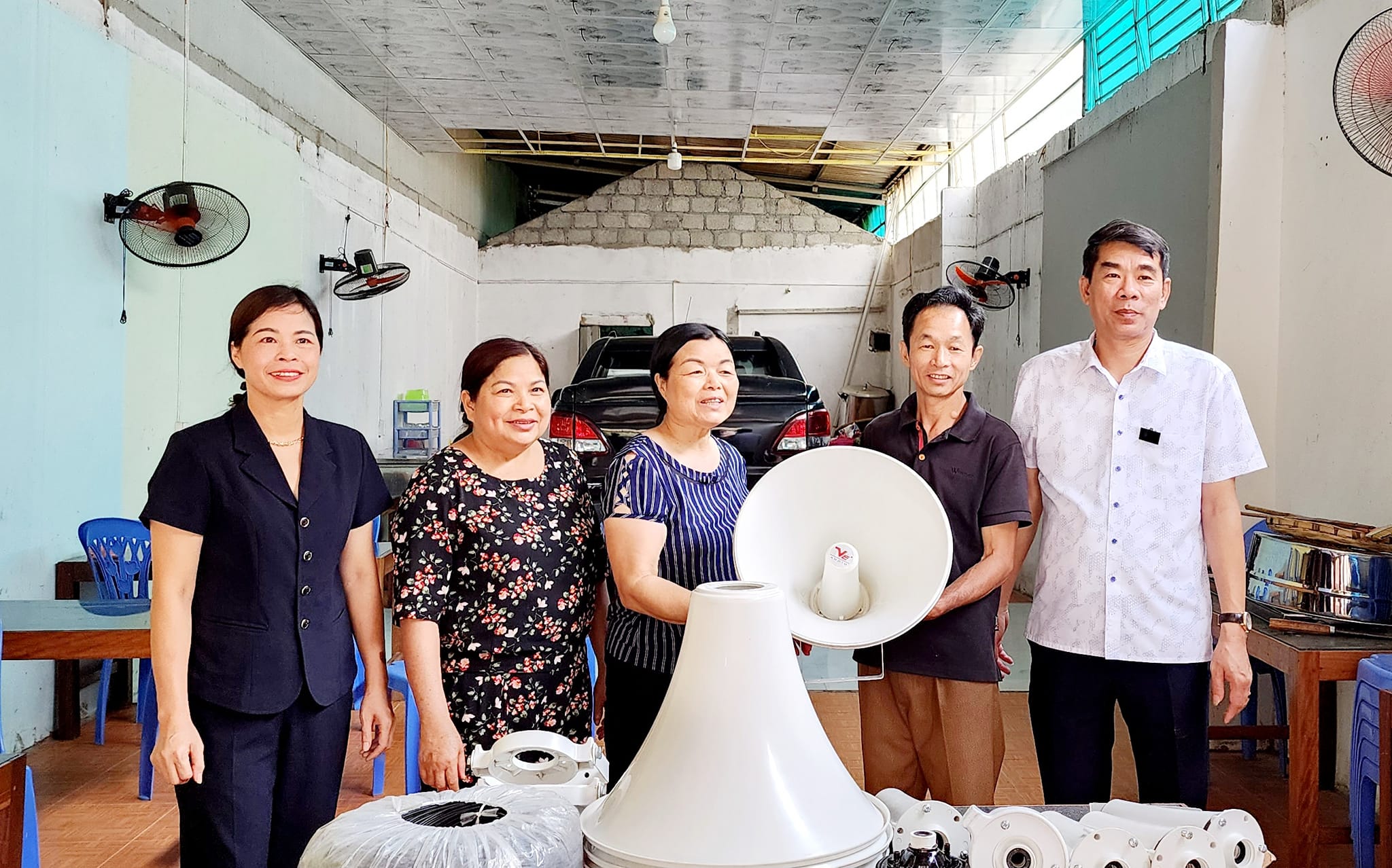 Bí thư Huyện ủy Yên Minh tặng thiết bị tuyên truyền cho tổ dân phố 6 thị trấn Yên Minh