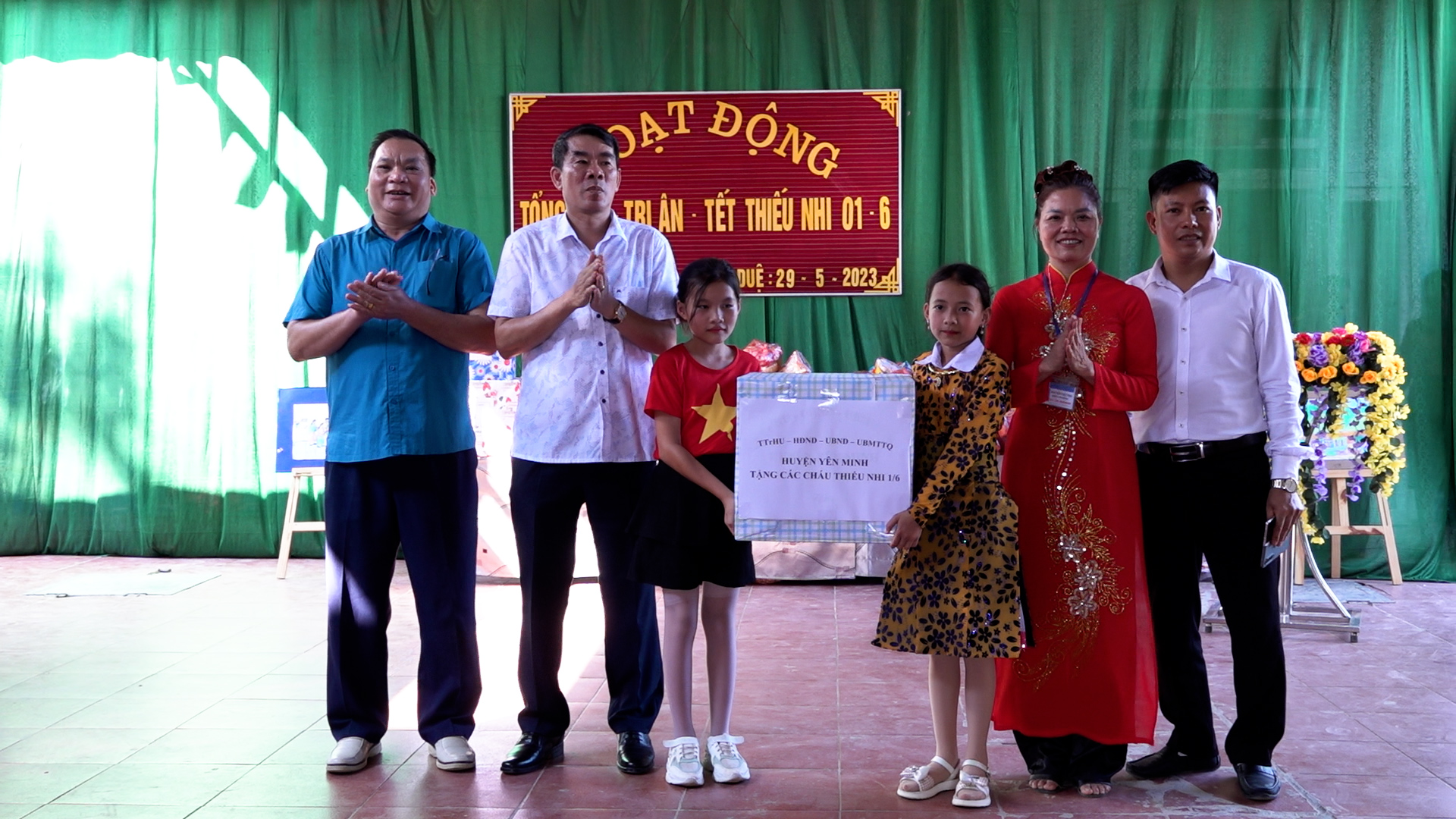 Bí thư huyện ủy Yên Minh dự tổng kết và tặng quà 1-6 tại trường Tiểu học Mậu Duệ B
