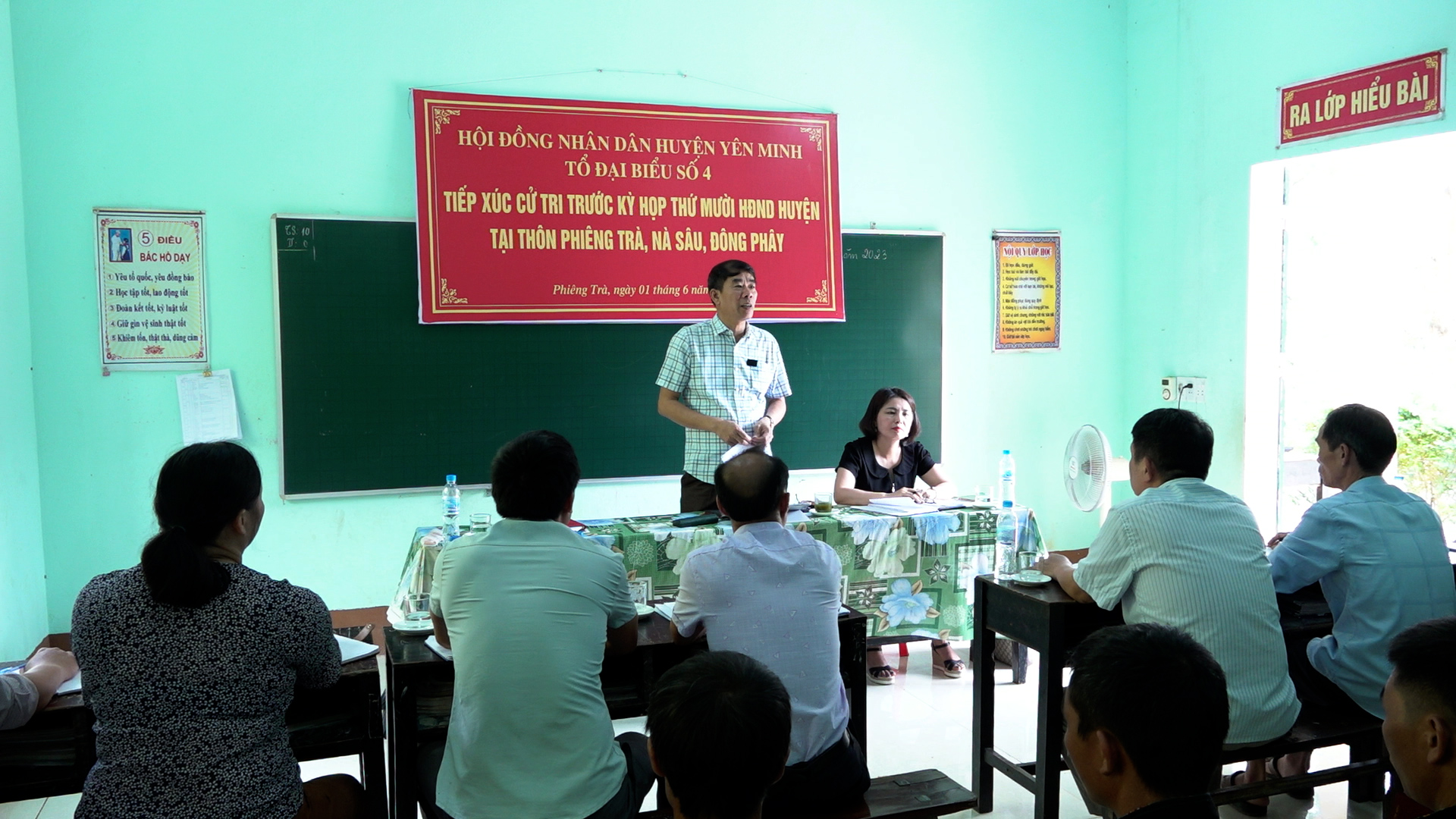 Tổ đại biểu HĐND huyện Yên Minh tiếp xúc cử tri trước kỳ họp thứ 10 HĐND huyện