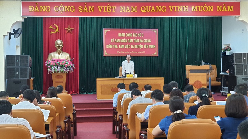 Phó Chủ tịch UBND tỉnh Trần Đức Quý kiểm tra tiến độ thu ngân sách nhà nước và tiến độ giải ngân tại huyện Yên Minh