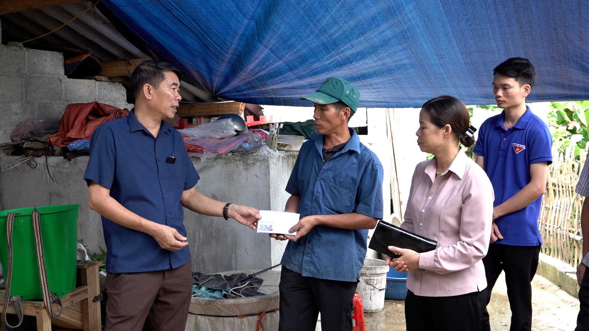 Lãnh đạo huyện Yên Minh thăm, trao tiền hỗ trợ gia đình bị cháy nhà