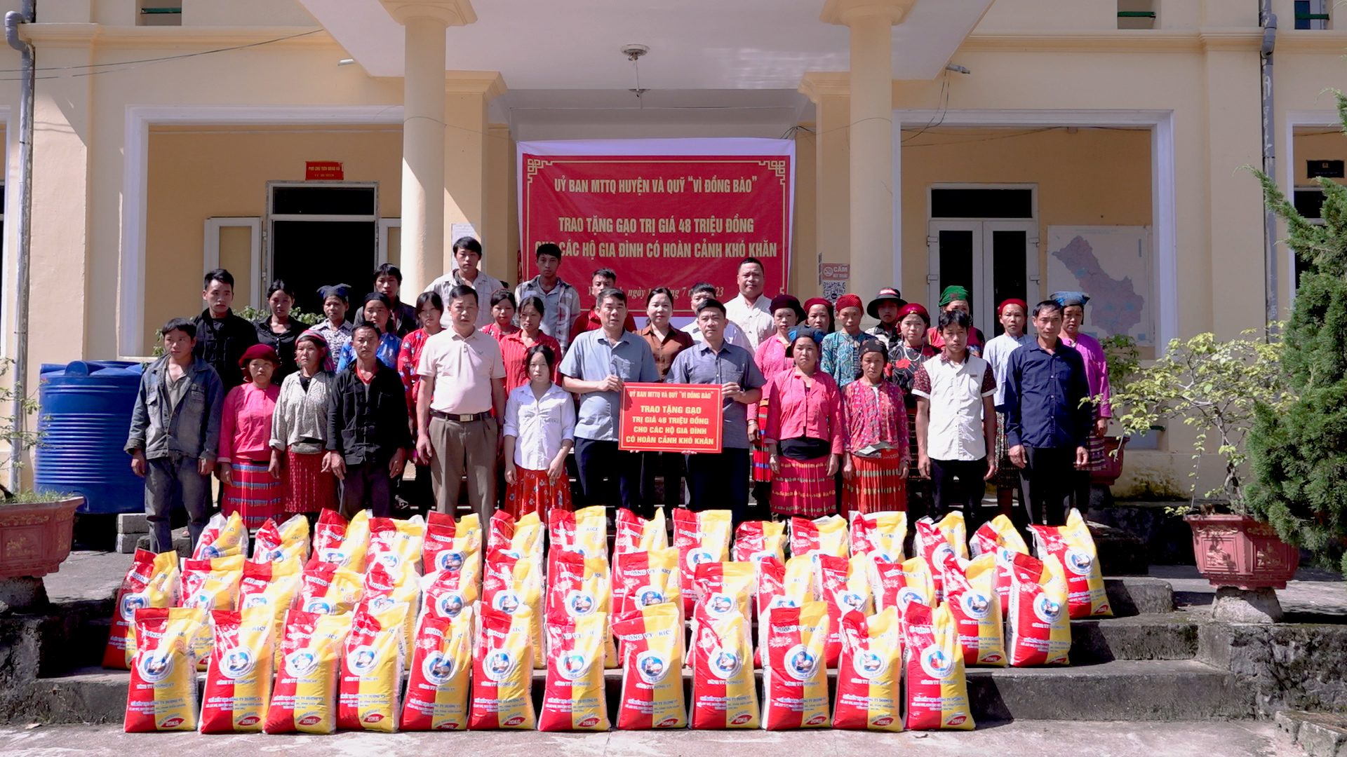 Bí thư huyện ủy Yên Minh trao tặng gạo cho các hộ gia đình có hoàn cảnh khó khăn tại xã Lũng Hồ